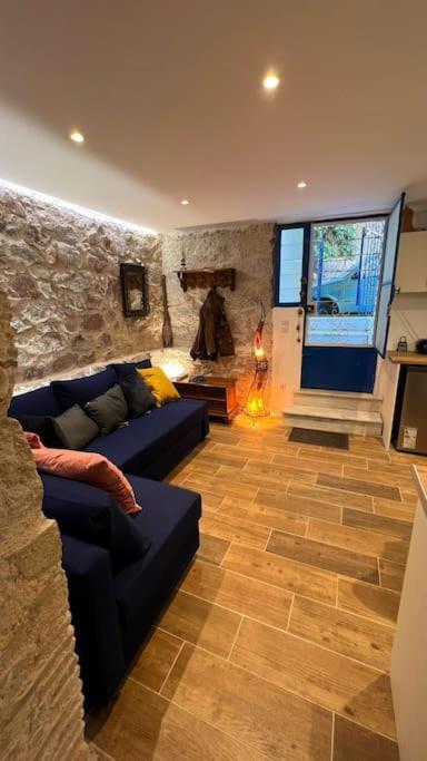 Stone Inn Near Acropolis & Metro 石头记 Felsenhohle Athena Bagian luar foto