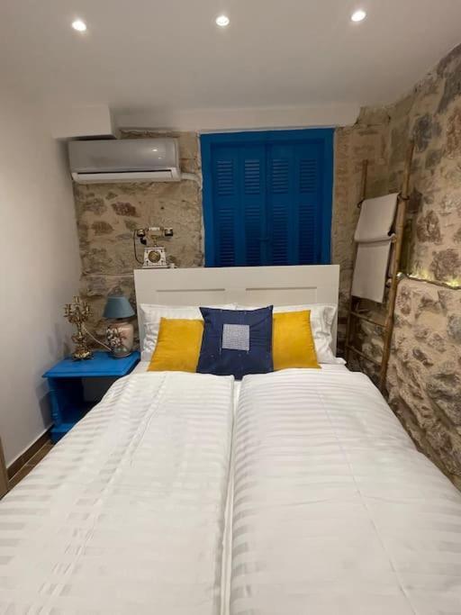 Stone Inn Near Acropolis & Metro 石头记 Felsenhohle Athena Bagian luar foto