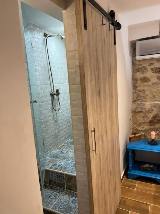 Stone Inn Near Acropolis & Metro 石头记 Felsenhohle Athena Bagian luar foto