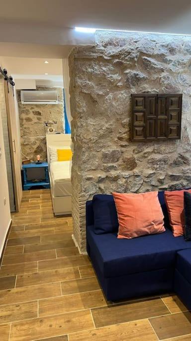 Stone Inn Near Acropolis & Metro 石头记 Felsenhohle Athena Bagian luar foto