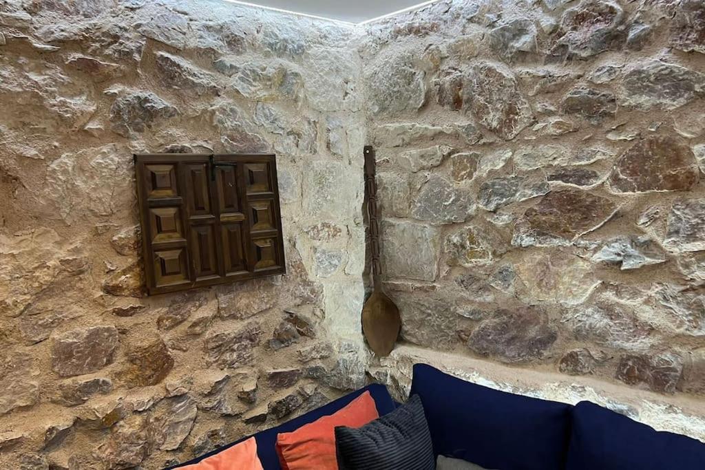 Stone Inn Near Acropolis & Metro 石头记 Felsenhohle Athena Bagian luar foto
